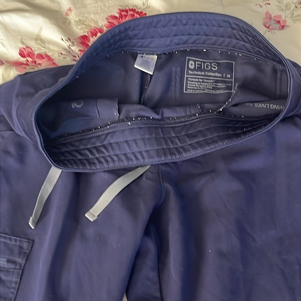 Navy medium Figs scrub pants only. Good condition, pet and smoke free home.